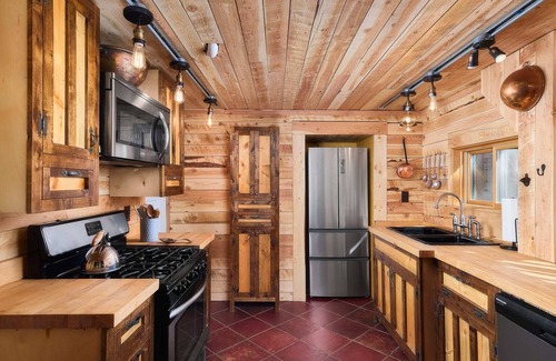 Cascade Cabin | Cabin with Pikes Views, Fireplace, Walk to Winery