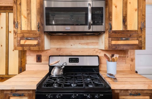 Cascade Cabin | Cabin with Pikes Views, Fireplace, Walk to Winery