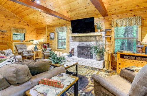Gatlinburg - Pigeon Forge House | Cabin with Private Hot Tub about 7 Mi to Pigeon Forge!