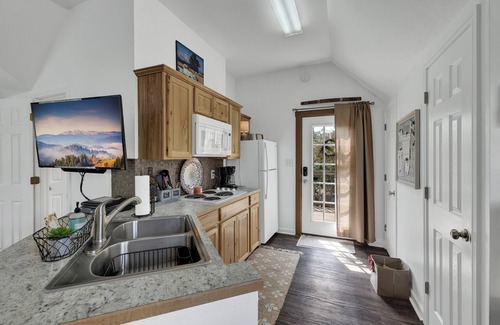 Fredericksburg House | Cactus Flower Peaceful Hill Country Escape!