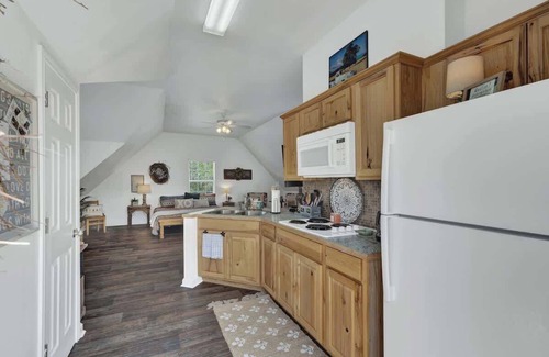 Fredericksburg House | Cactus Flower Treehouse-Pet Friendly-Scenic Views!