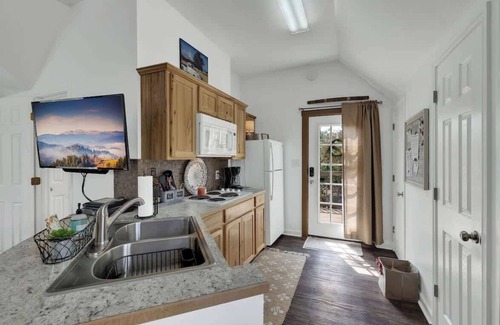 Fredericksburg House | Cactus Flower Treehouse-Pet Friendly-Scenic Views!