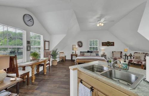 Fredericksburg House | Cactus Flower Treehouse-Pet Friendly-Hill Country Views!
