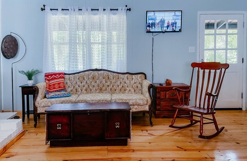 Jefferson House | Caddo Charm | 2/2 Sleeps 6 | RV Hook-Ups | Full Kitchen & Grill