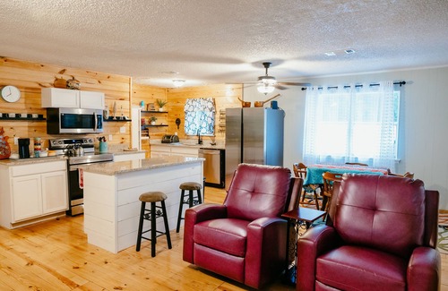 Jefferson House | Caddo Charm | 2/2 Sleeps 6 | RV Hook-Ups | Full Kitchen & Grill