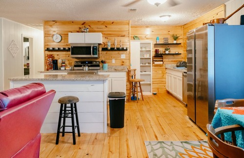 Jefferson House | Caddo Charm | 2/2 Sleeps 6 | RV Hook-Ups | Full Kitchen & Grill