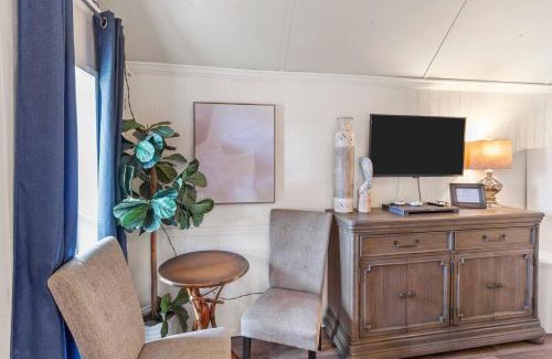 Oil City House | Caddo Lake Cabin, Pelican's Nest Wkayaks