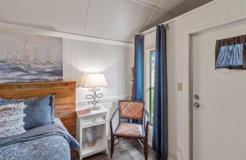 Oil City House | Caddo Lake Cabin, Pelican's Nest Wkayaks