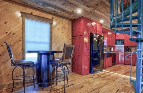 Glenwood House | Caddo Lookout: Waterfront cabin with two decks and amazing views.