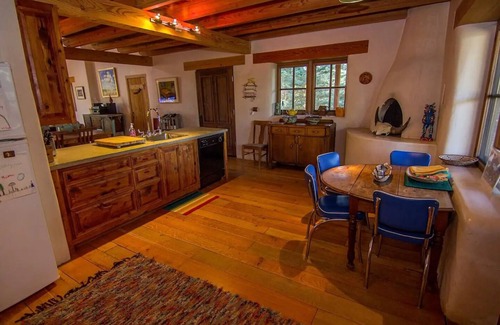 Arroyo Seco House | Caja de Tesoro ~ A Romantic Mountain Getaway!