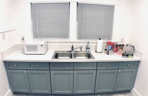 Oleander - Sunset Apartment | CAL King Bed/Sleeps 4/Furnished Private APT/In-Unit Washer Dryer/Smart 55" HDTV