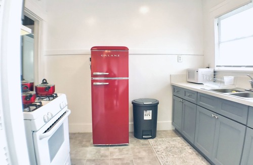 Oleander - Sunset Apartment | CAL King Bed/Sleeps 4/Furnished Private APT/In-Unit Washer Dryer/Smart 55" HDTV