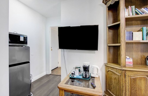 Azusa House | Cal King BR Pet-Friendly self control AC