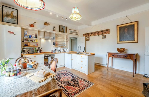 Battle House | Caldbec House - Five Bedroom House, Sleeps 10