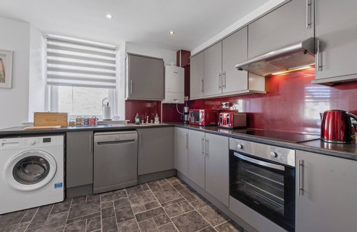 Inverness City Centre Apartment | Caledonian Buildings 20 b, stylish city centre apartment.85-inch TV, king beds.