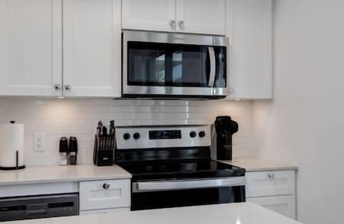 Bridgeland Apartment | Calgary Tower Views | UG Park | Rooftop Patio