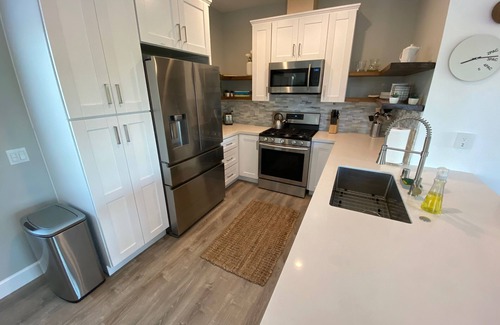 Lincoln Acres House | *Cali King Bed * Bright Natural Light * Tall Ceilings * Full Kitchen * Balcony