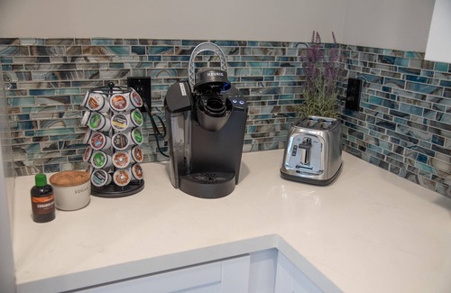 Lincoln Acres House | *Cali King Bed * Bright Natural Light * Tall Ceilings * Full Kitchen * Balcony