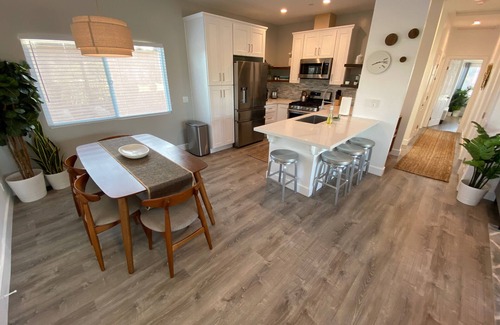 Lincoln Acres House | *Cali King Bed * Bright Natural Light * Tall Ceilings * Full Kitchen * Balcony