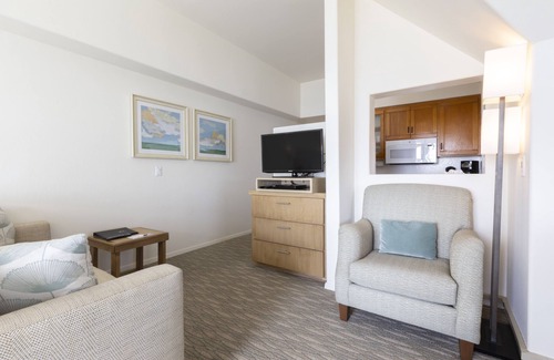Del Mar Hotel | California Coastal Charm in Del Mar! Outdoor Pool, Free Parking, Kitchenette!