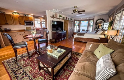 Jacksonville House | California Cottage: Downtown!