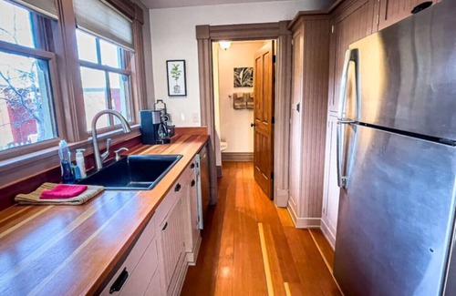 Jacksonville House | California Cottage: Downtown!