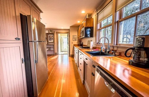 Jacksonville House | California Cottage: Downtown!