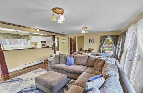 East Haven  Rutland County House | Calimont - Hot Tub- Pet Friendly - Minutes to Killington/Pico