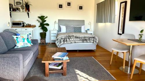 Bangalow Cabin | Callemondah Studio with stunning views, in Bangalow and Byron Hinterland