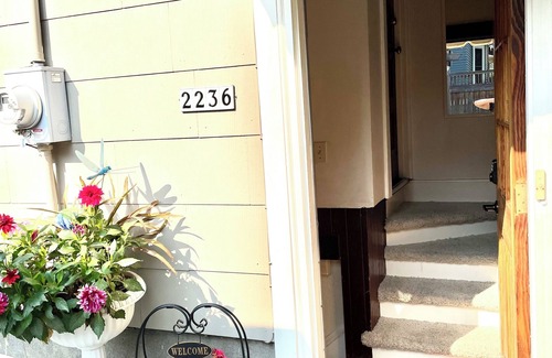 Hollywood District Apartment | Calm and Private Room in NE Portland