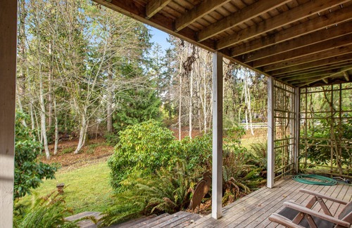 Bainbridge Island House | Calm home with community firepit, space heater, deck, balcony - beach access