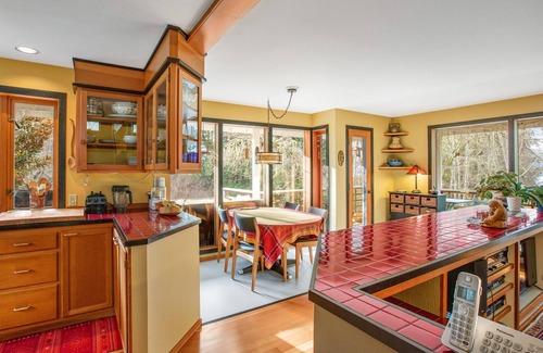 Bainbridge Island House | Calm home with community firepit, space heater, deck, balcony - beach access