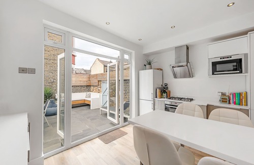 Balham Apartment | Calm in Clapham, by Veeve
