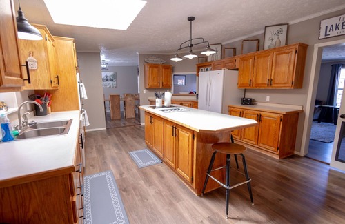 Brixey House | Calm Lakefront Retreat | Fishing, Kayaking & More
