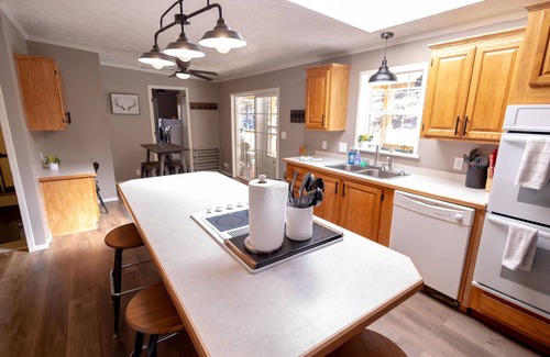 Brixey House | Calm Lakefront Retreat | Fishing, Kayaking & More
