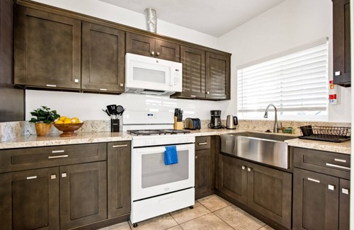 Valinda House | Calm Oasis BBQ 2-Bedroom Sanctuary with Backyard and High-Speed Internet