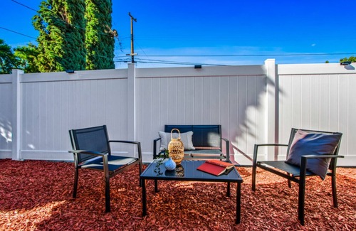 Valinda House | Calm Oasis BBQ 2-Bedroom Sanctuary with Backyard and High-Speed Internet