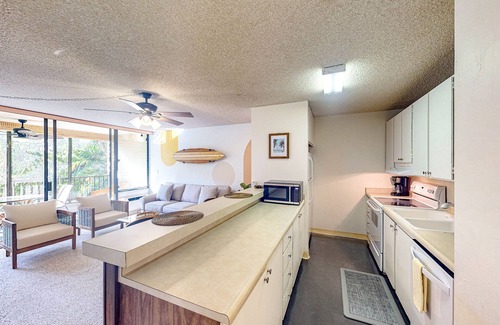 Historic Kailua Village Condo | Calming condo with balcony, patio, kitchen, gas grill & pool - snowbird-friendly