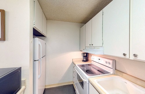 Historic Kailua Village Condo | Calming condo with balcony, patio, kitchen, gas grill & pool - snowbird-friendly