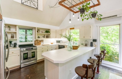 Sylva House | Calming Tree House - Pet Friendly Mountain Hideaway
