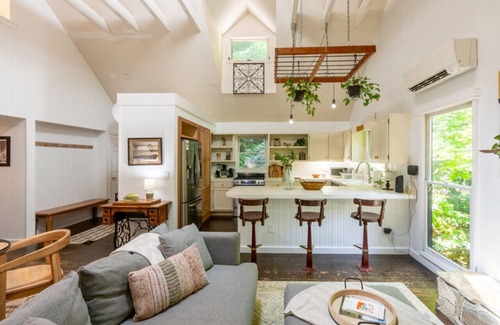 Sylva House | Calming Tree House - Pet Friendly Mountain Hideaway
