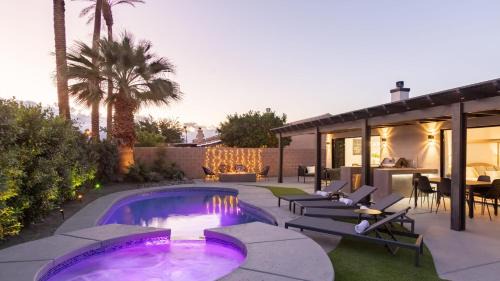 Indio House | Calypso by AvantStay Entertainer’s Paradise Pool Hot Tub Putting Green