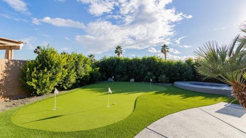 Indio House | Calypso by AvantStay Entertainer’s Paradise Pool Hot Tub Putting Green