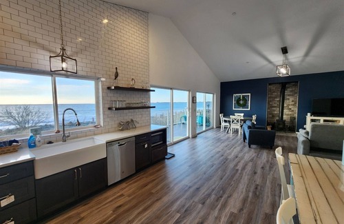 Ocean Shores House | Calypso`s View - Private beach and hot tub