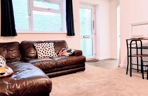 Camberley Apartment | Camberley - 1-Bed Annex - Sleeps 2 - Garden