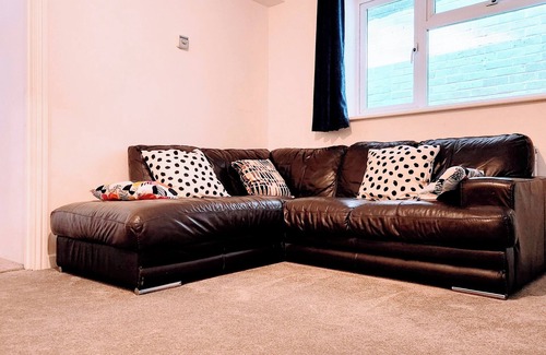 Camberley Apartment | Camberley - 1-Bed Annex - Sleeps 2 - Garden