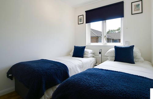 Camberley House | Camberley Comfy 3 Bedroom - Next to Hospital W/parking