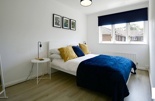 Camberley House | Camberley Comfy 3 Bedroom - Next to Hospital W/parking