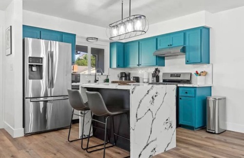 Visalia House | Cambridge Corner - Gateway to Sequoia Ntl Park Corner