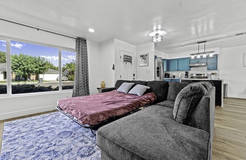 Visalia House | Cambridge Corner - Gateway to Sequoia Ntl Park Corner